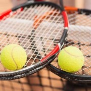 Tennisschläger überkreuzen sich